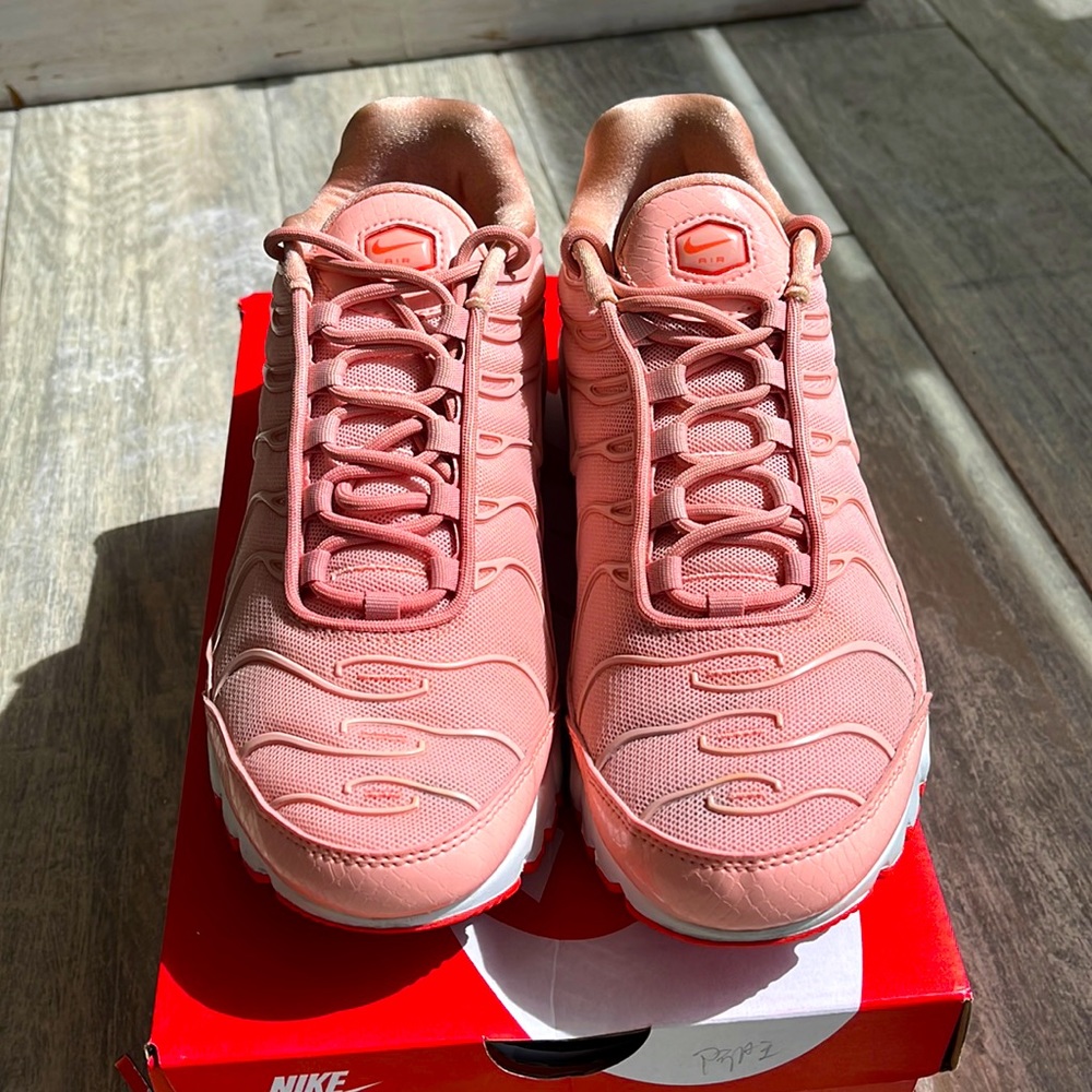 Womens Nike TN running/ walking shoes. Beautiful light pink color coral trim